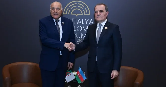 Ceyhun Bayramov əlcəzairli həmkarı ilə Yaxın Şərqdəki gərginliyi müzakirə edib