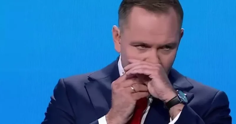 Президент Польши выронил пакетик со снюсом в прямом эфире ВИДЕО