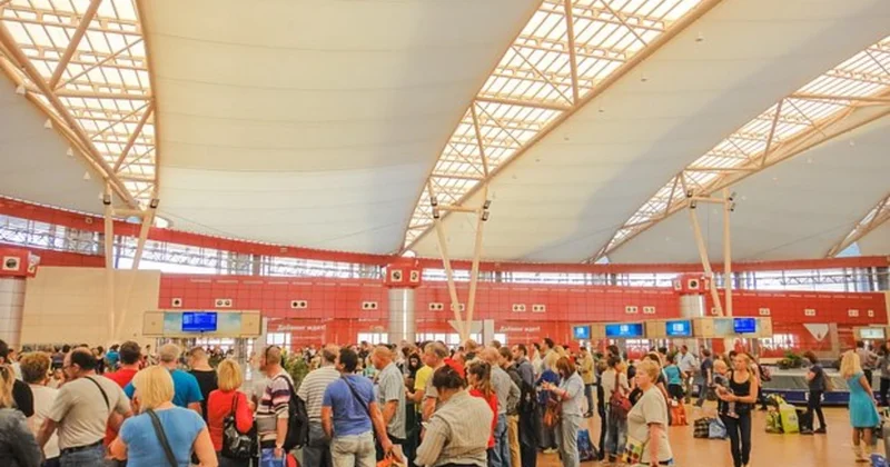 Misir aeroportunda bədbəxt hadisə: Reklam lövhəsi sərnişinlərin üzərinə aşdı