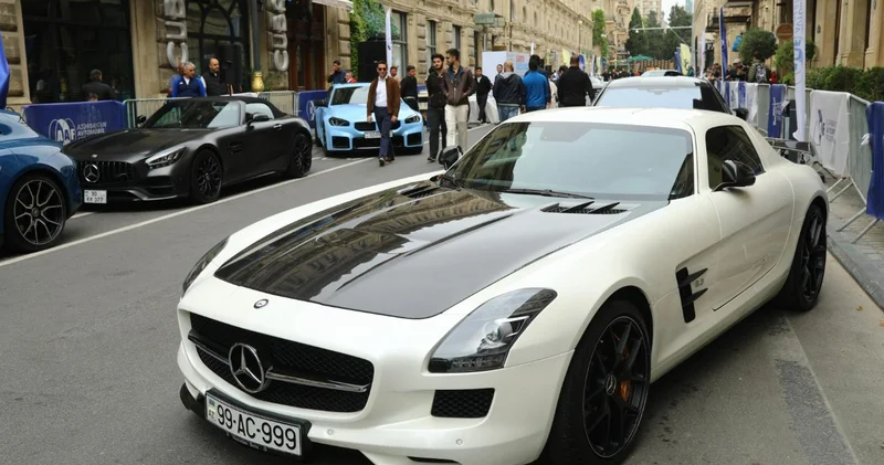 Скоростные автомобили и суперкары на улицах Баку