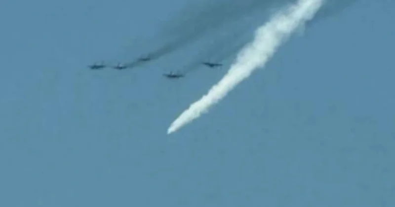 Топливный бак отвалился от российского самолета в небе