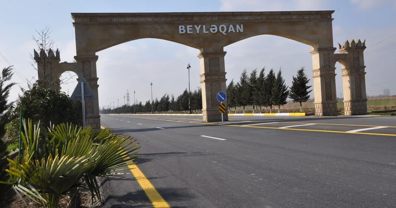 Beyləqanda avtomobil rayonun simvolik giriş qapısına çırpılıb: Yaralılar var