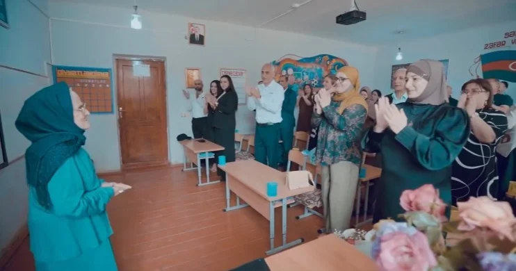 Öpməkçin müqəddəs bir mövqe varsa, o da müəllimin əlidir, anla!...