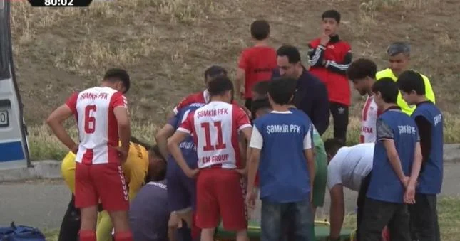 Şəmkir in futbolçusu meydanı ambulansda tərk etdi