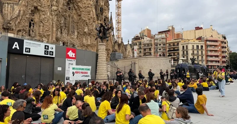 В Барселоне бастующие учителя заблокировали вход в Sagrada Familia