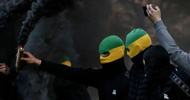 Azarkeşlər meydana girib baş məşqçiyə hücum çəkdilər Video