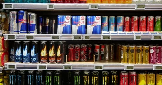 Energetik içkilər azyaşlılara hələ də satılır Marketlər qanun tanımır