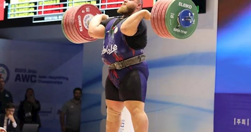 261 kq qaldırıb rekord qırdı, Minabda ölən qızları yad etdi Video