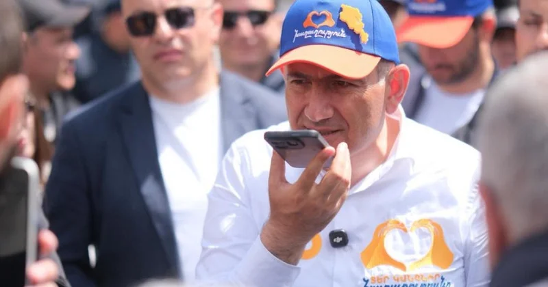 Paşinyan küçədə təsadüfən rastlaşdığı sakinlərin problemləri barədə dərhal müavininə səsli mesaj göndərdi... İBRƏTAMİZ