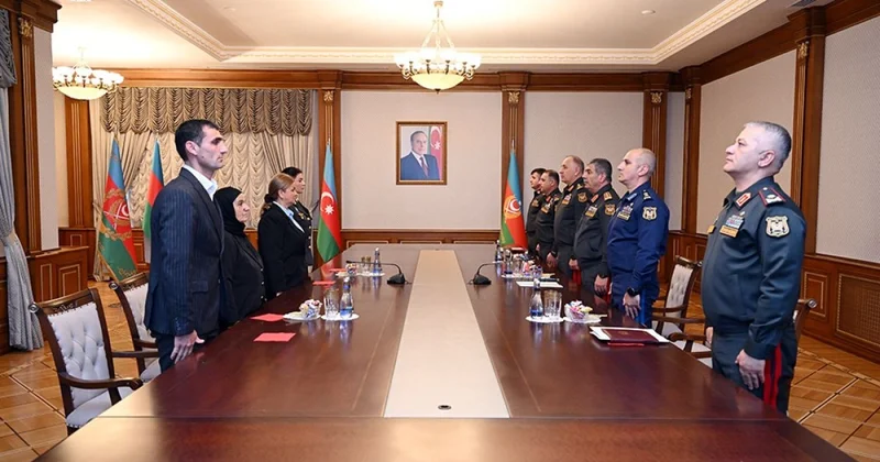 Müdafiə naziri Milli qəhrəmanların ailələlərinə medallar təqdim edib