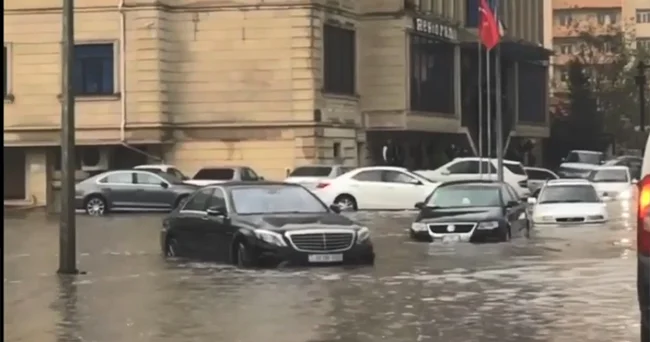 Yenə yağış suyu çox yeri basdı...
