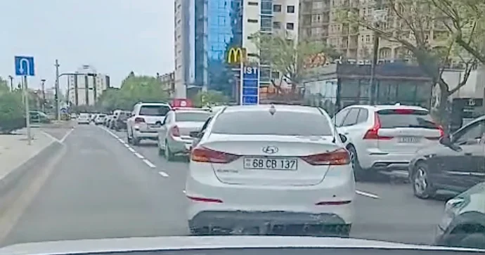 Prospektdə zolaqları kəsə kəsə hərəkət edən sürücü axına mane oldu VİDEO