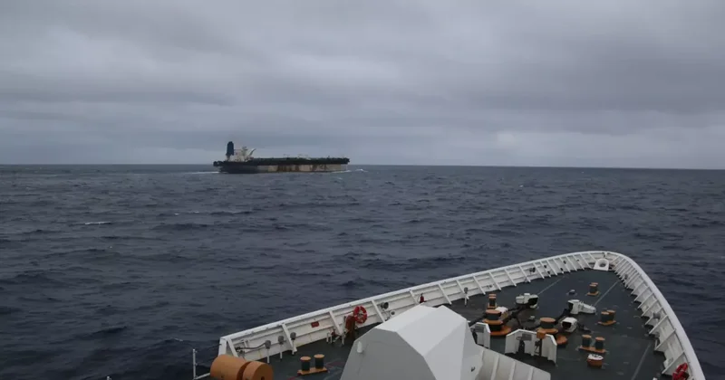 TankerTrackers: Российский танкер неоднократно пересекал линию американской блокады ФОТО