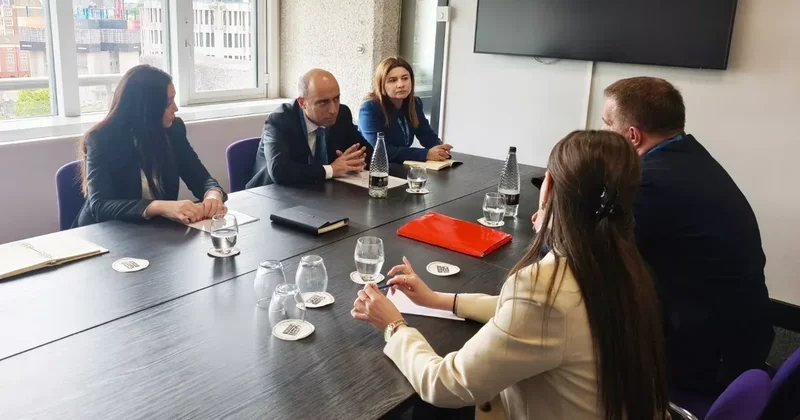 Эмин Амруллаев встретился в Лондоне с сербским коллегой