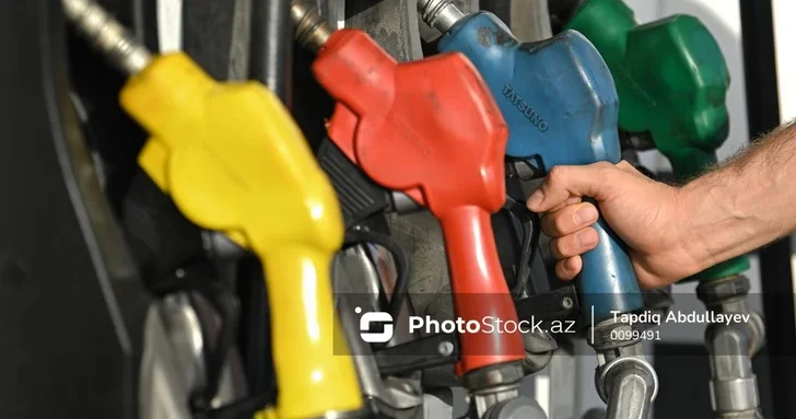Поставки бензина АИ 98 из России в Азербайджан сократились почти вдвое за год