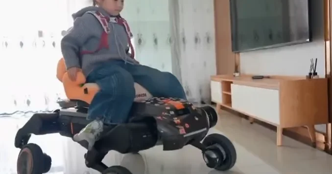 В Китае робопсы стали детским транспортом ВИДЕО