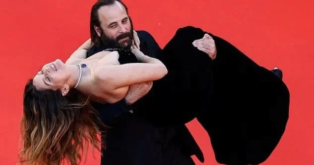 Kannda qırmızı xalça: Letisiya Kasta filmin premyerasına belə gətirildi FOTO