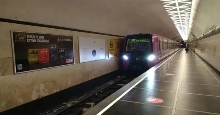 Bakı metrosunda HƏYACANLI ANLAR: Tələbə qatar yoluna tullandı