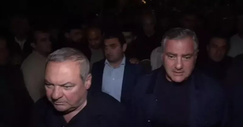 Брат и племянник олигарха Самвела Карапетяна покинули здание МВД Видео