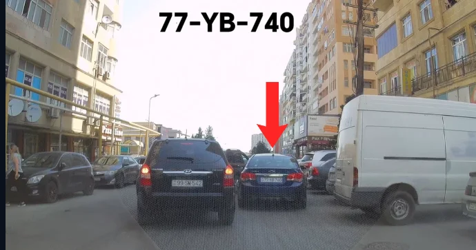 İkinci cərgədə dayanan sürücü avtomobillərin yolunu kəsdi VİDEO