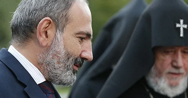 Paşinyan yenə kilsədən yazdı Keşişlər əxlaqsızlıq edir