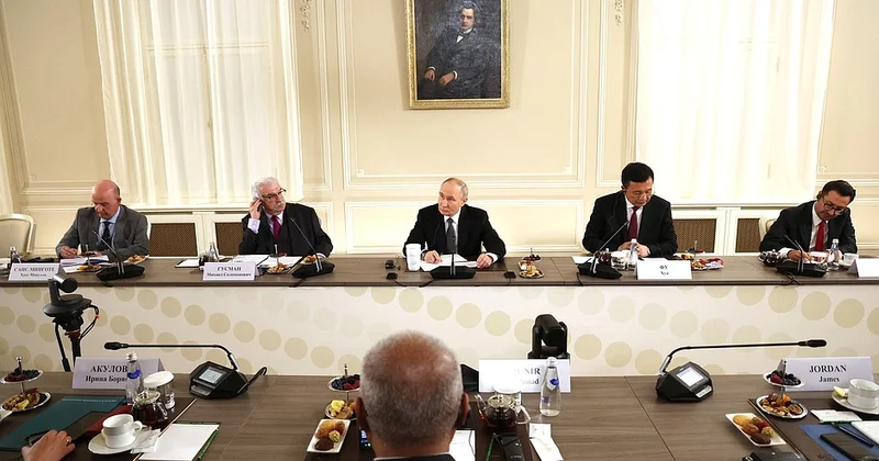 Путин начал встречу с главами мировых СМИ на полях ПМЭФ