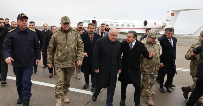 Müdafiə naziri Türkiyə İran sərhədinə gəlib