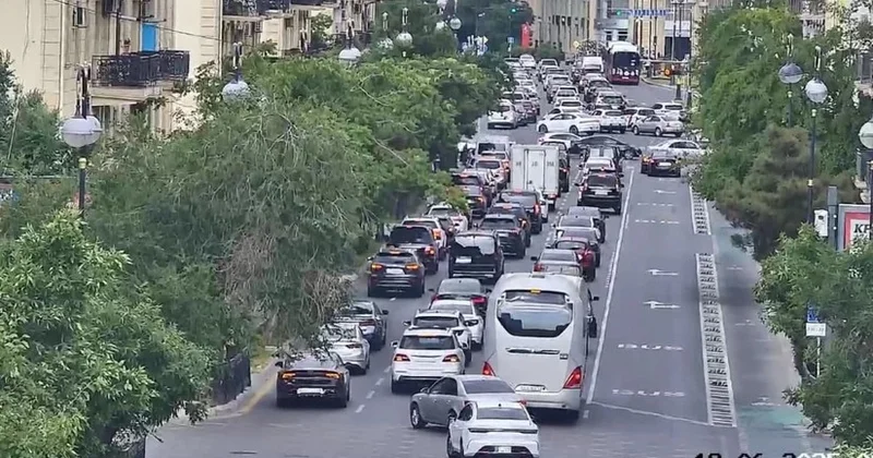 В Баку на ряде улиц и проспектов наблюдаются пробки