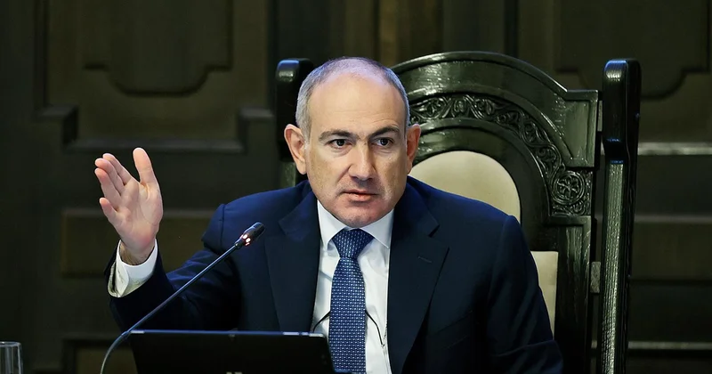 Пашинян обрушился с критикой на Карапетяна и назвал его мошенником