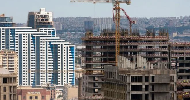 Bakıda tikinti zamanı divar aşdı Anbaan video
