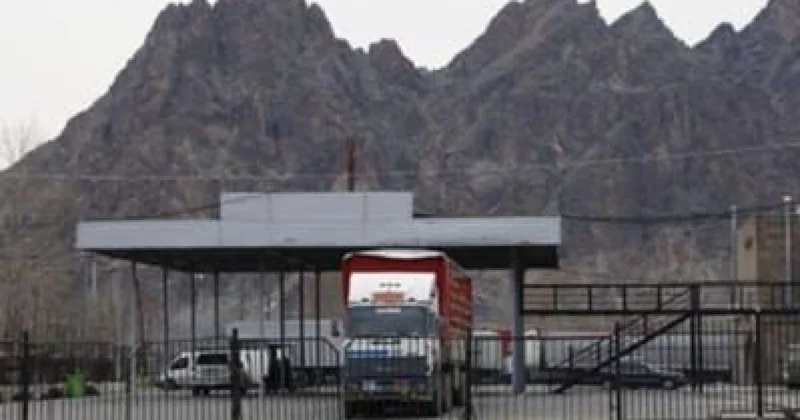 İran Ermənistan sərhədində yüzlərlə yük maşını gözləyir