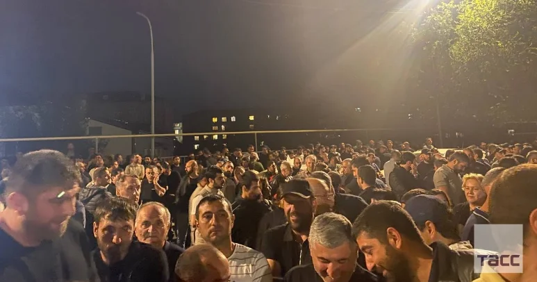 İrəvan qarışdı, hər kəs onun məhkəməsi önündə FOTO