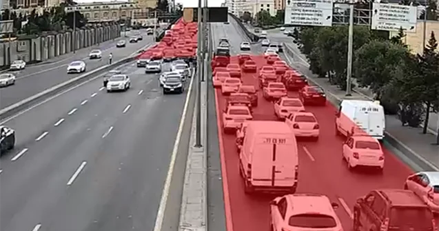 İdarəetməni itirib qəzaya düşdü Sıxlıq yarandı Video