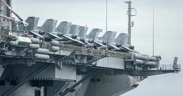 ABŞ aviadaşıyıcısı Yaxın Şərqə doğru hərəkət edərkən transponderini söndürüb