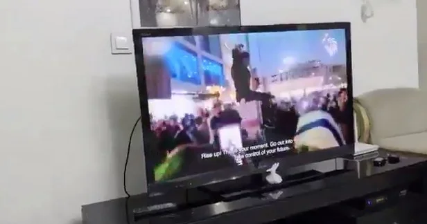 İran televiziyasına hücum: Ekranlarda inqilab çağırışları yayımlandı VİDEO