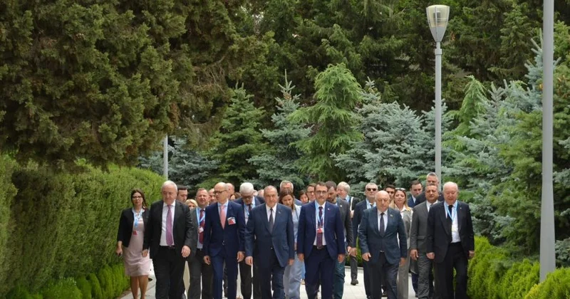 QDİƏT PA nın 65 ci plenar sessiyasının iştirakçıları Ulu Öndərin məzarını və Zəfər parkını ziyarət edibllər
