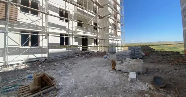 71 yaşlı inşaat işçisi ilk iş günündə yıxılıb öldü