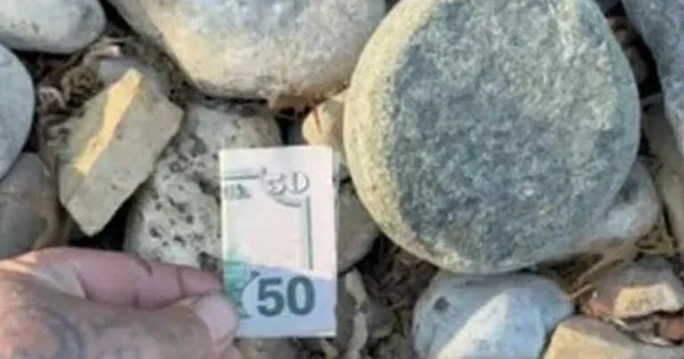 Pulu şəhərin müxtəlif yerlərində gizlədir: Kimdir və bunu niyə edir FOTO