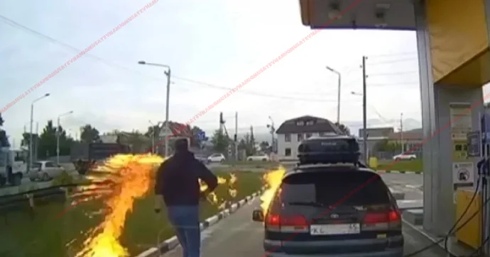 Yanacaqdoldurma məntəqəsində böcək qovan sürücü maşını yandırdı VİDEO