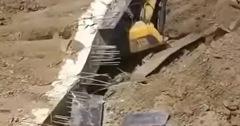 В Баку рухнула опорная стена котлована новостройки Экскаватор под завалами / ВИДЕОФАКТ