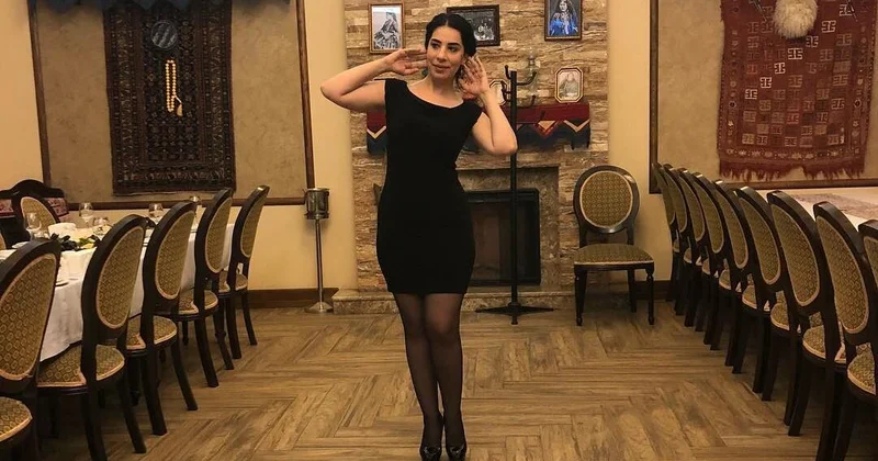 Xalq artistinin müğənni qızı geyimi ilə müzakirə yaratdı (Video)