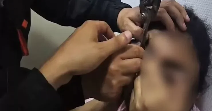 Paltarın zəncirbəndi qızın gözünə ilişdi Bakıda HƏSSAS GÖRÜNTÜLƏR