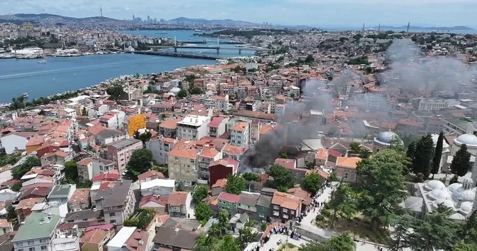 İstanbulun mərkəzində yanğın Alov nəqliyyat vasitələrinə yayıldı, tüstü şəhəri bürüdü