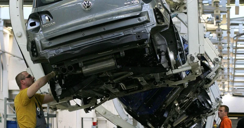 “Volkswagen” 2030 cu ilədək 50 min iş yerini ixtisar edəcək