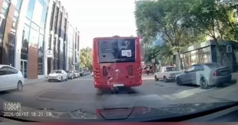 Опасное шоу в переполненном пассажирами автобусе ВИДЕО