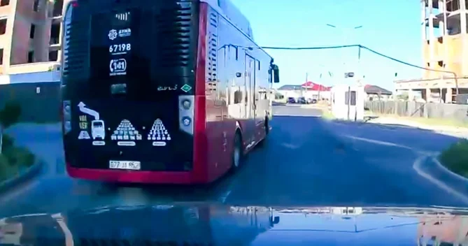 Avtobus yaşayış məntəqəsində yüksək sürətlə hərəkət etdi