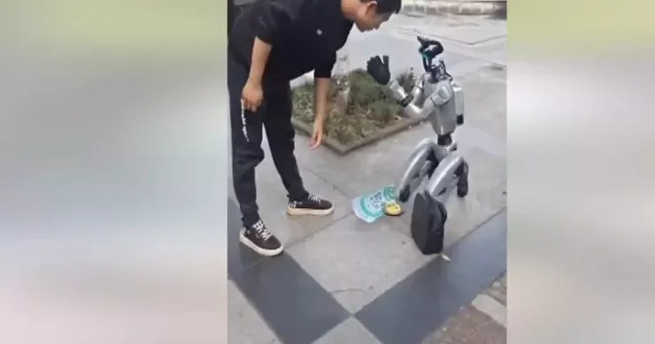 Çində dilənən robotlar gündəm oldu VİDEO