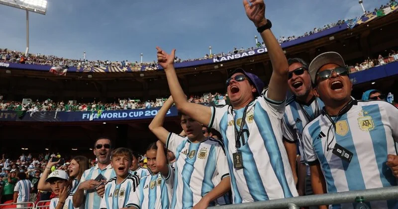 Argentina azarkeşlərinin avtomobili atəşə tutulub