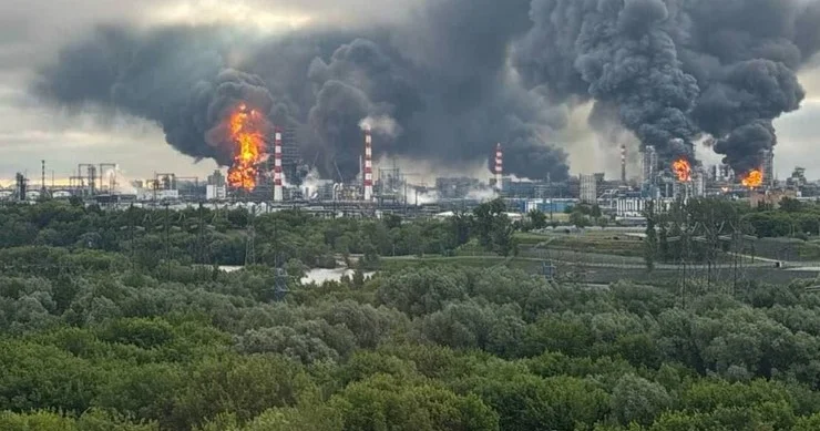 MOSKVANIN BİR HİSSƏSİ ALOV VƏ TÜSTÜ İÇİNDƏ Ukrayna PUA larının hücumu panikaya səbəb oldu + VİDEOLAR