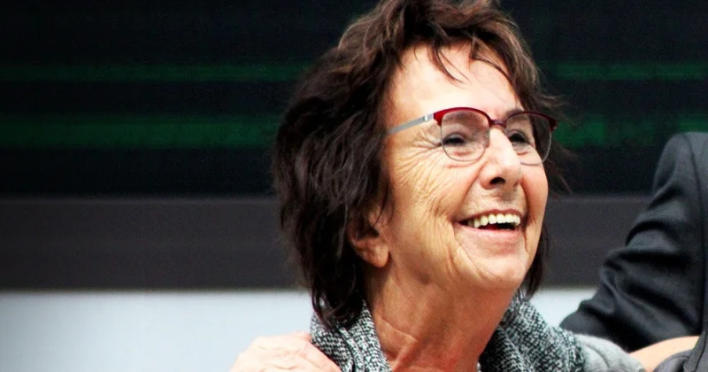 Bəlkə də köklüyümə gülürlər? Miriam Presslerin Tünd şokolad əsərindən bir hissə